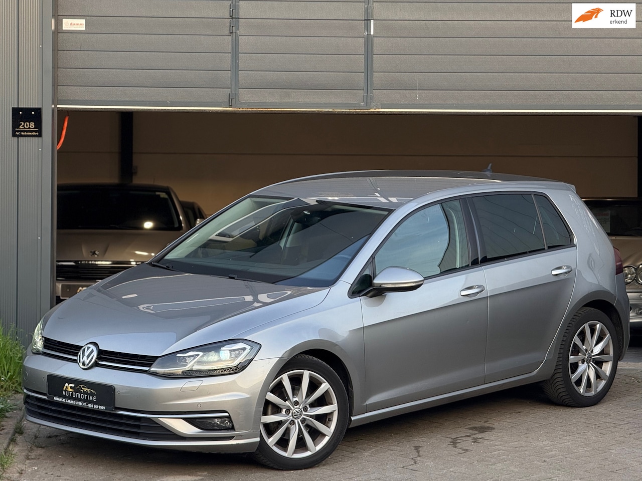 Volkswagen Golf - 1.6 TDI Highline Business R Automaat - AutoWereld.nl