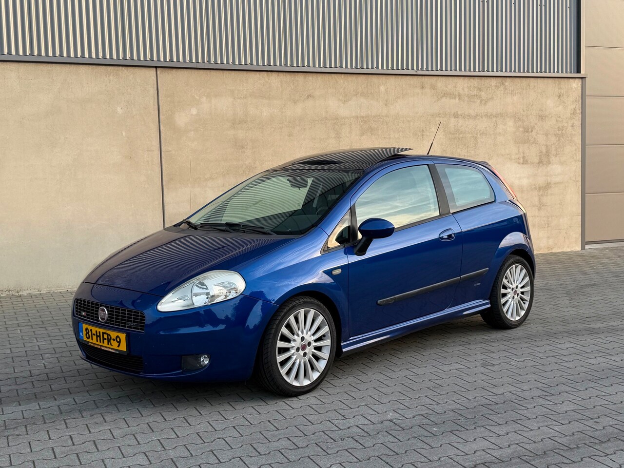 Fiat Grande Punto - 1.4-16V Sport NAP+PANORAMADAK+CRUISE CONTROL+CLIMATE AIRCO+SPORTVELGEN - AutoWereld.nl