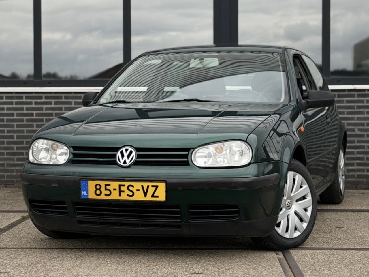 Volkswagen Golf - 1.6 Trendl |Airco |Automaat |Nieuwe APK - AutoWereld.nl