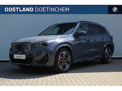 BMW iX1 - eDrive20 M Sport / Panoramadak / Trekhaak / Sportstoelen / Adaptieve LED / Head-Up / Comfo
