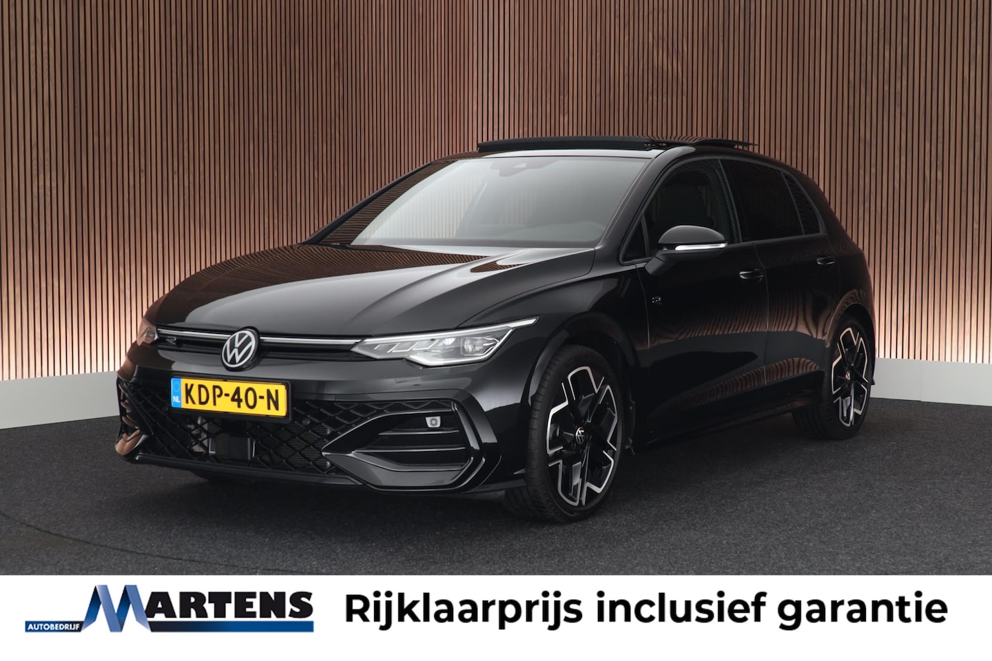 Volkswagen Golf - 1.5 eTSI 150pk DSG R-Line Edition Camera Panoramadak Keyless Virtual Cockpit Navigatie - AutoWereld.nl