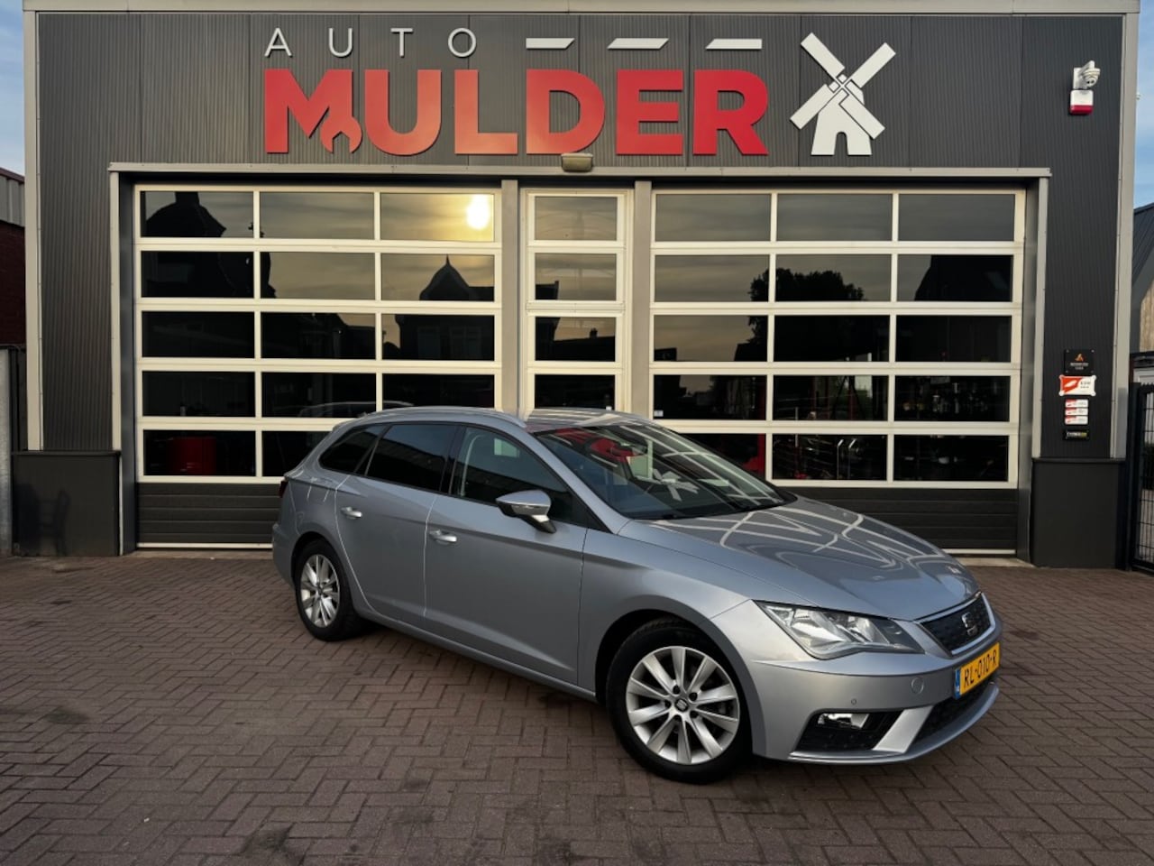 SEAT Leon - ST 1.0 ECOTSI STYLE BUSINESS INTENSE / NAVI / CRUISE / CARPLAY - AutoWereld.nl