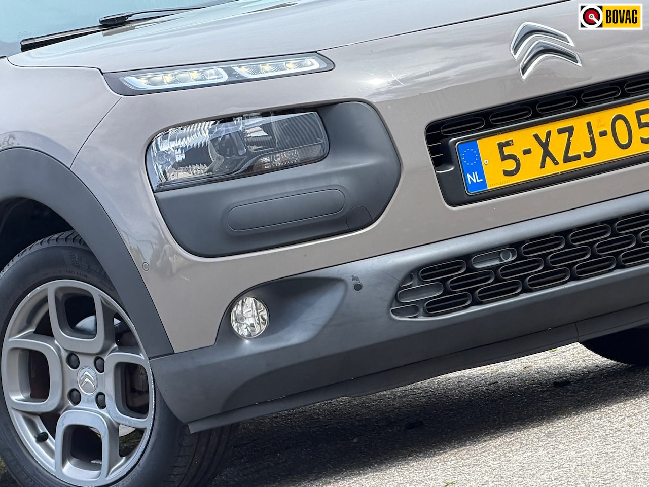 Citroën C4 Cactus - 1.2 e-VTi Shine Automaat - Olive Brown/Habana - Panorama/Cruise/Navigatie/Camera - AutoWereld.nl