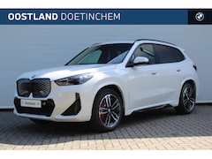BMW iX1 - eDrive20 M Sport / Panoramadak / Trekhaak / Sportstoelen / Head-Up / M Adaptief onderstel
