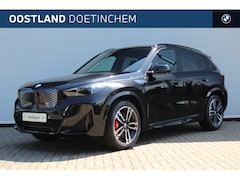 BMW iX1 - eDrive20 M Sport / Trekhaak / Sportstoelen / M Adaptief onderstel / Achteruitrijcamera / A