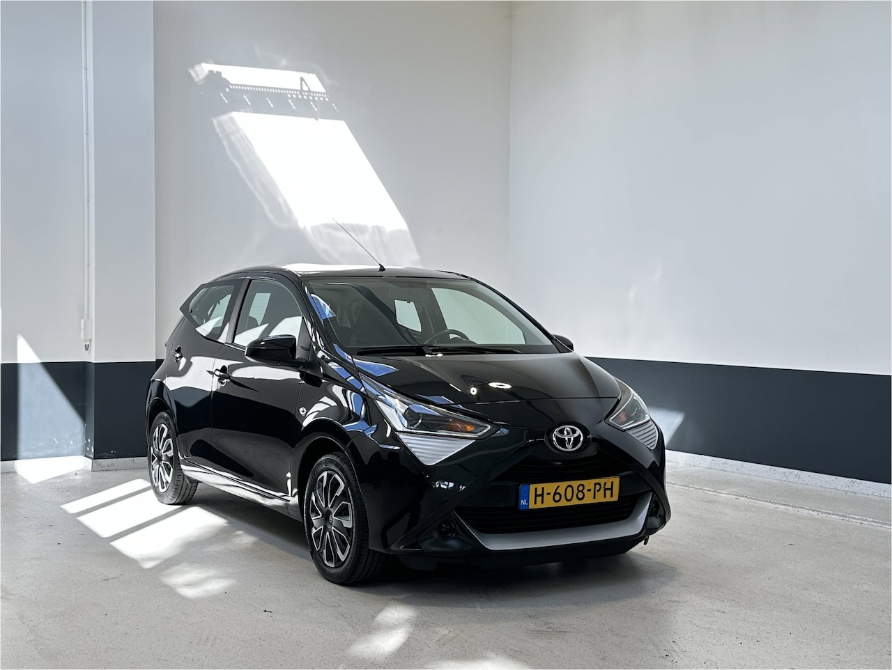 Toyota Aygo - 1.0 VVT-i x-play | NL | 1 Eig | Apple Carplay/ Android auto| Navigatie | Camera| - AutoWereld.nl