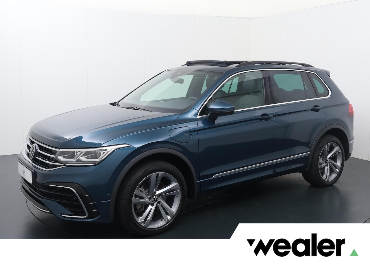 Volkswagen Tiguan - 1.4 TSI eHybrid R-Line Business+ | 245 PK | SoH 91% | Trekhaak | Panoramadak | Adaptive cr - AutoWereld.nl
