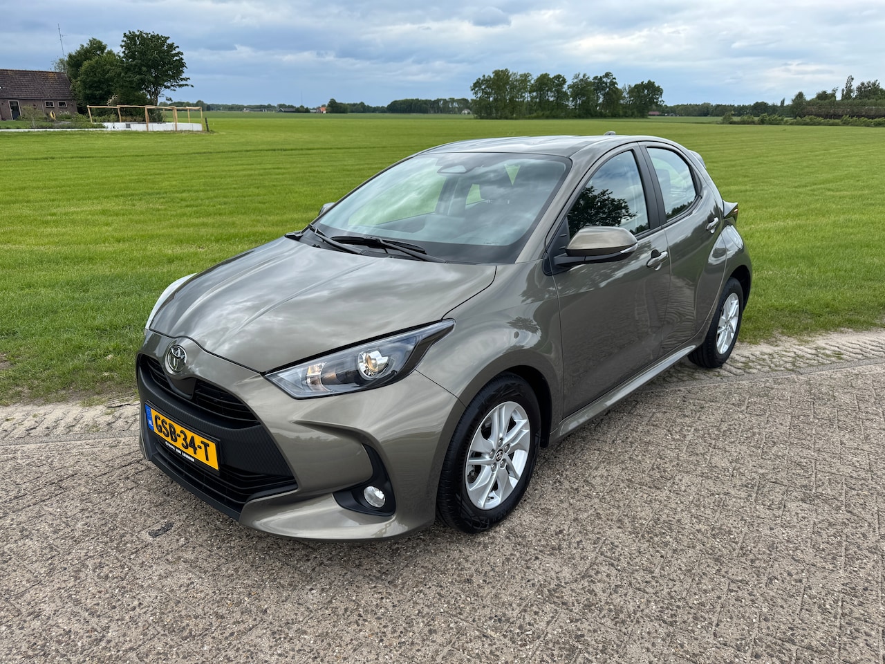 Toyota Yaris - Hybrid 115 Active met 3.925 km en echt als nieuw. - AutoWereld.nl