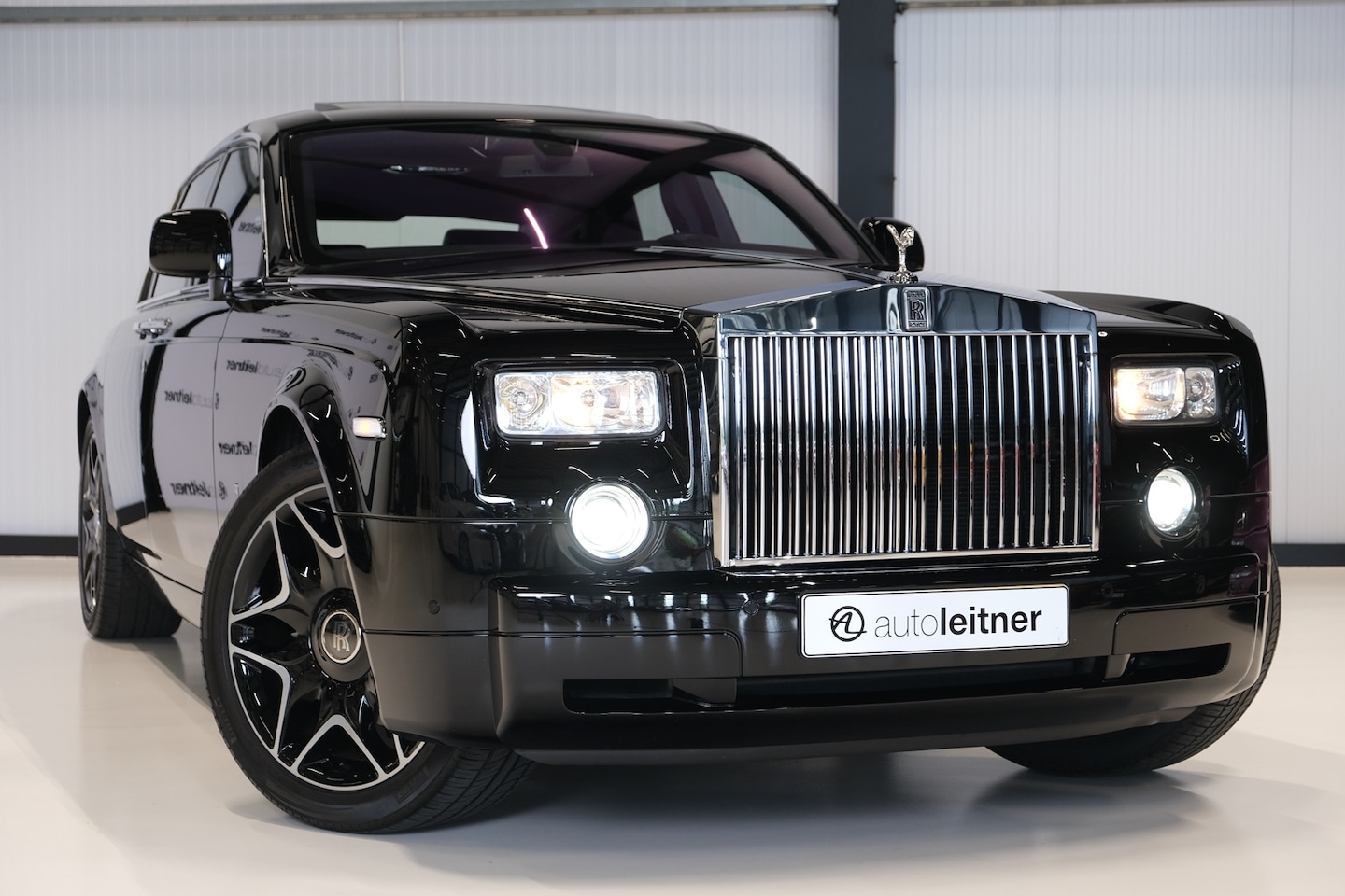 Rolls-Royce Phantom - 6.7 V12 Phantom Bespoke Pearl Edition origineel 35.648 km - AutoWereld.nl