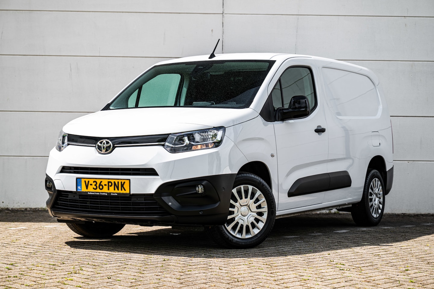 Toyota ProAce City - 1.5 D-4D 102pk L2 Long 3-PRS |Airco|Navi|Cruise|Carplay| - AutoWereld.nl