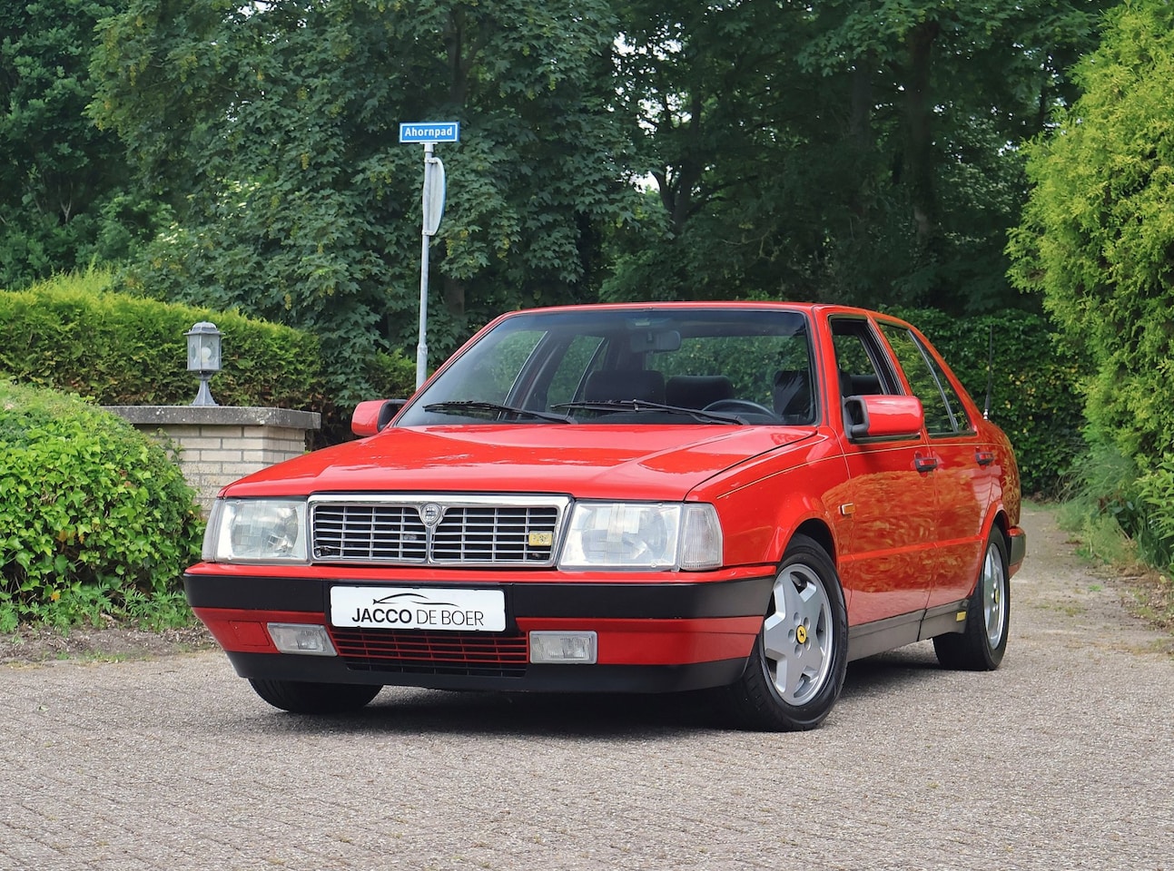 Lancia Thema - 8.32 in unieke kleur Ferrari Rosso Corsa - AutoWereld.nl
