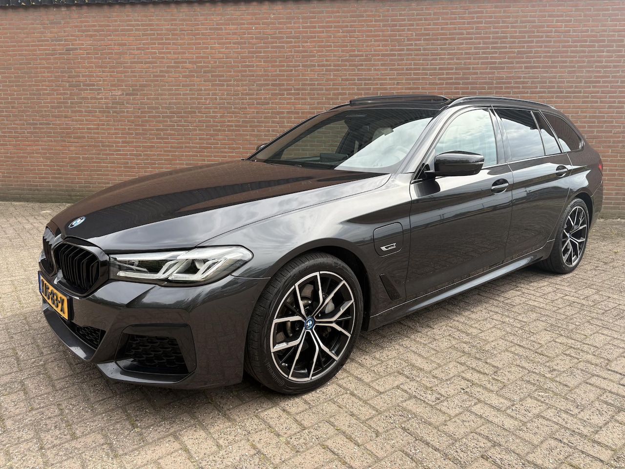 BMW 5-serie Touring - 530e Business Edition Plus M sport Pano H&K - AutoWereld.nl
