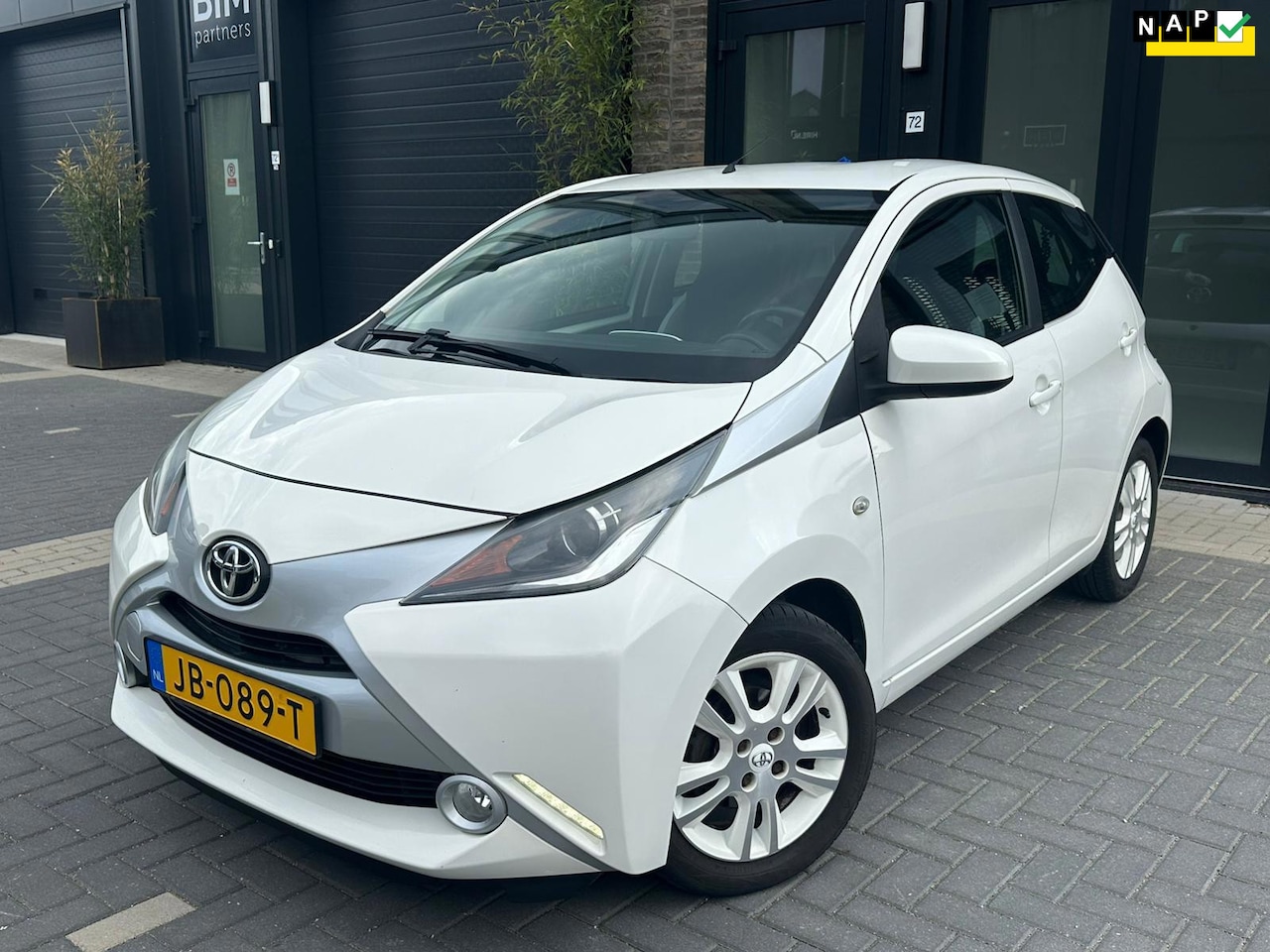Toyota Aygo - 1.0 VVT-i x-clusiv- Automaat- achteruitcamera - AutoWereld.nl