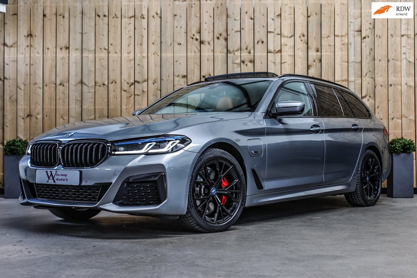 BMW 5-serie Touring - 530e xDrive M-Sport *Pano*B&W*Soft-Close*Laser Led* - AutoWereld.nl
