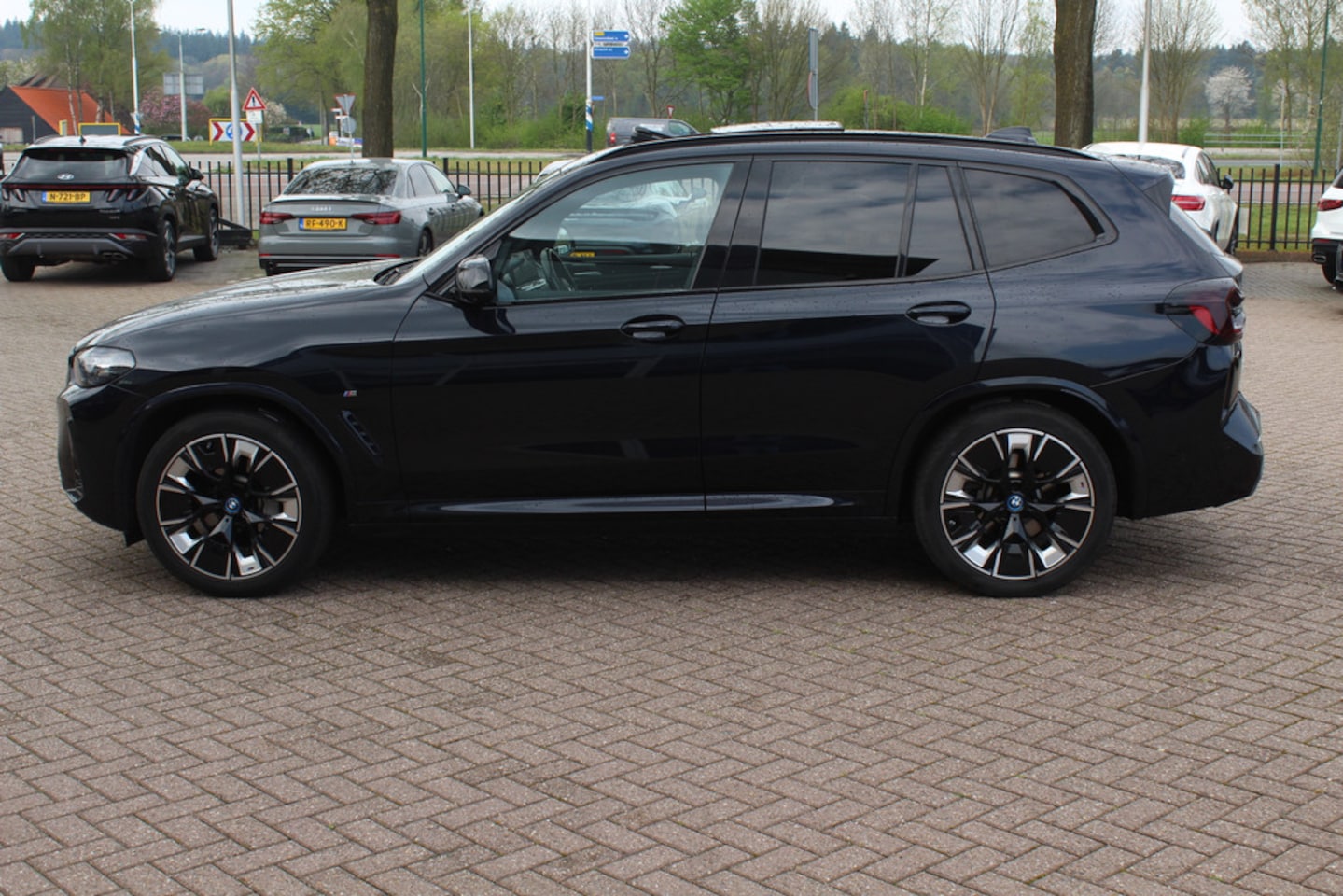 BMW iX3 - High Executive 80 kWh / Trekhaak / Panoramadak / 360Camera / Head-up / 20'' / Leder / Harm - AutoWereld.nl