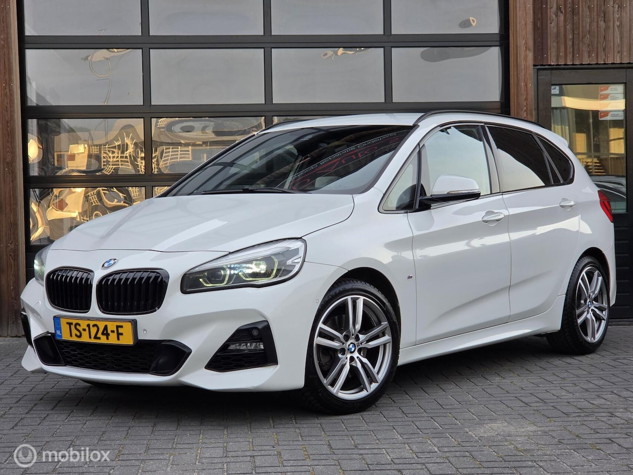 BMW 2-serie Active Tourer - 220i 190PK M SPORT LEER LED HEAD-UP - AutoWereld.nl