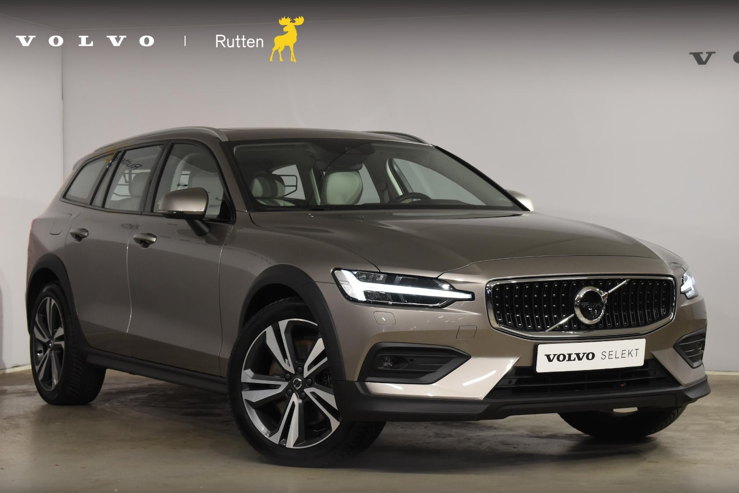 Volvo V60 Cross Country - B5 250PK Automaat AWD Pro / Adaptive Cruise Control / Bowers & Wilkins / 360 Graden Camera - AutoWereld.nl