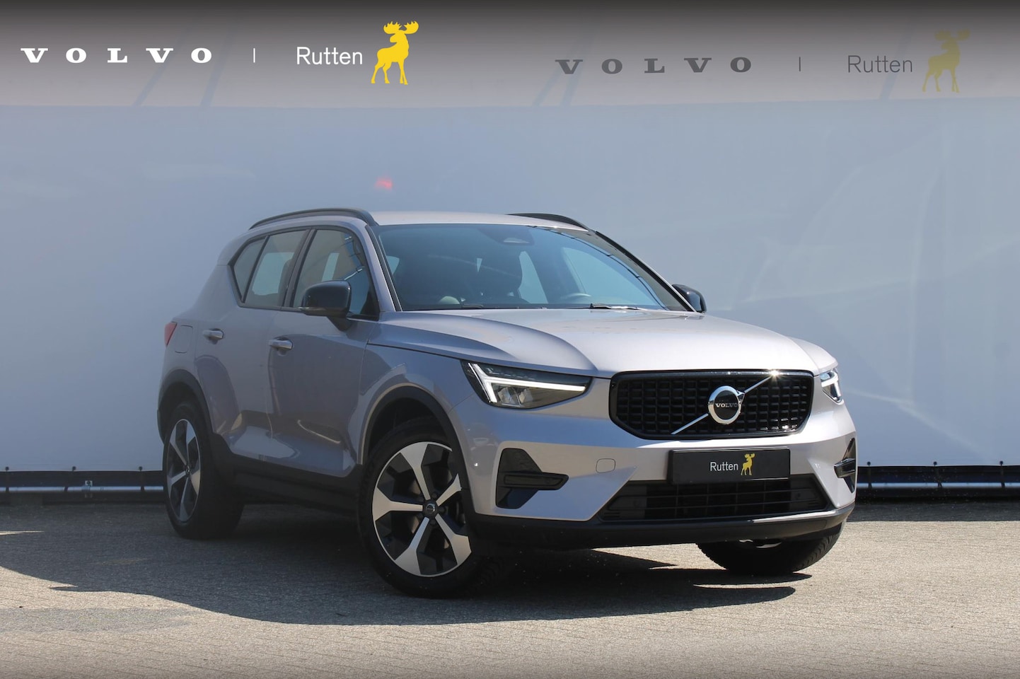 Volvo XC40 - B4 211PK Automaat Plus Dark Semi elektrisch wegklapbare trekhaak / Verwarmbare voorruit / - AutoWereld.nl