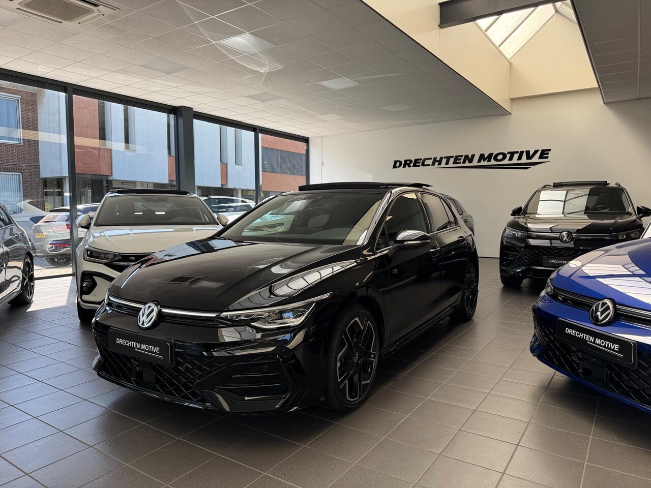 Volkswagen Golf - 1.5 eTSI R-line / Pano / Camera / Keyless / - AutoWereld.nl