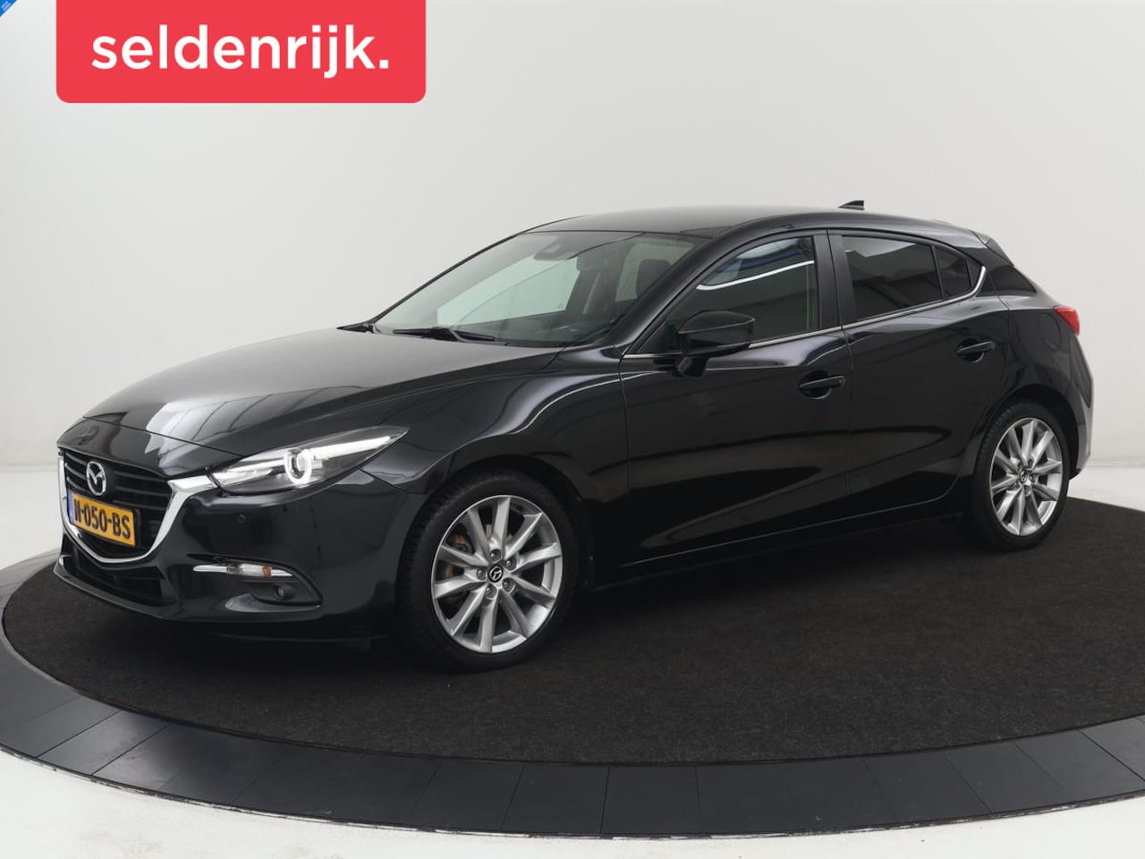 Mazda 3 - 2.0 SkyActiv-G 120 GT-M | Leder | Head-Up | Stoelverwarming | Camera | Navigatie | Full LE - AutoWereld.nl