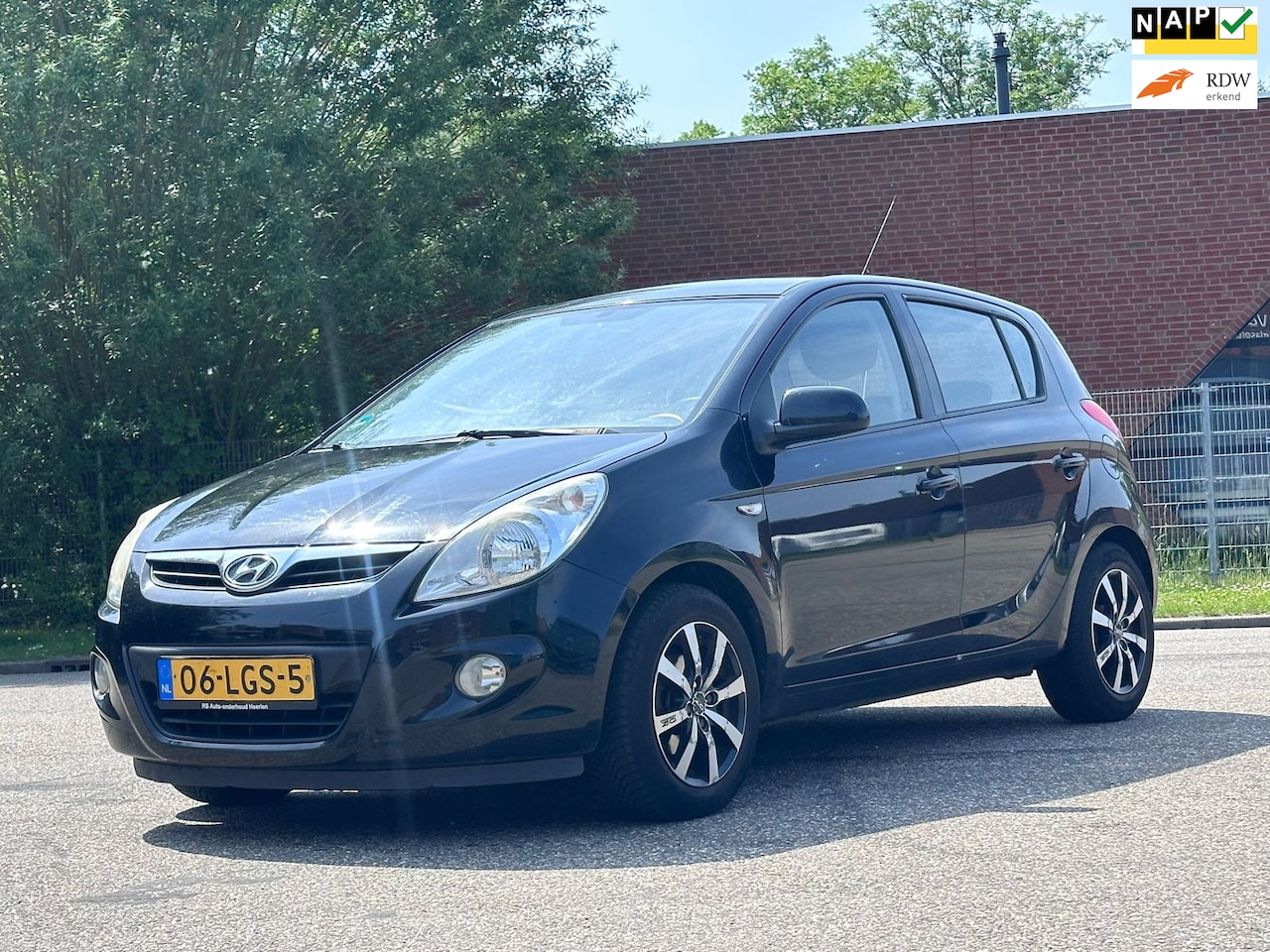 Hyundai i20 - 1.2i Business Edition 5DR*Clima*Nieuwe APK*NAP*LM velgen*Elektrische ramen* - AutoWereld.nl