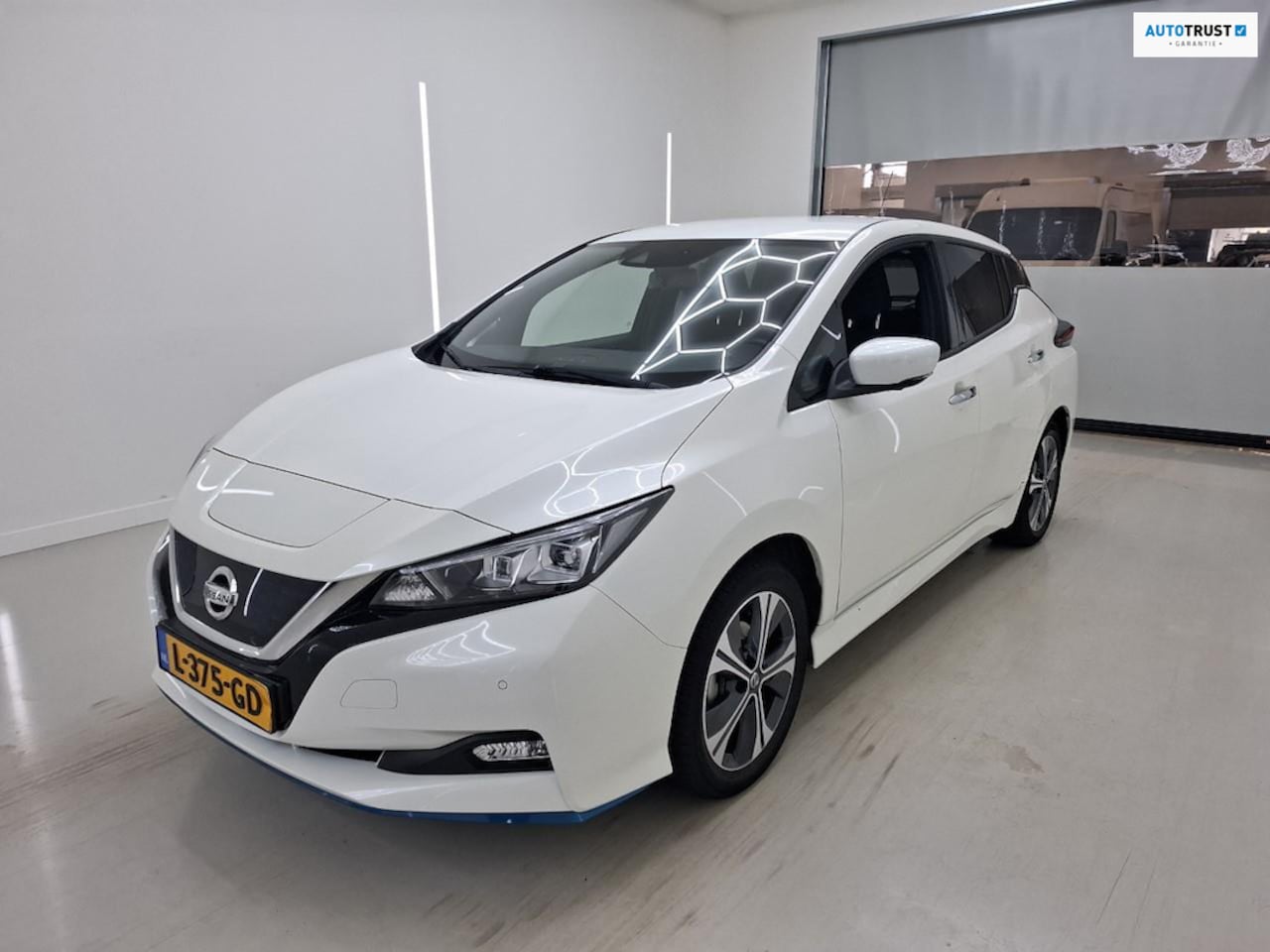 Nissan LEAF - E+ N-Connecta 62 kWh SOH93% 1E EIG DEALEROND ORG NL|TREKHAAK|BLINDSPOT|STUUR+STOELVRM|VRIT - AutoWereld.nl