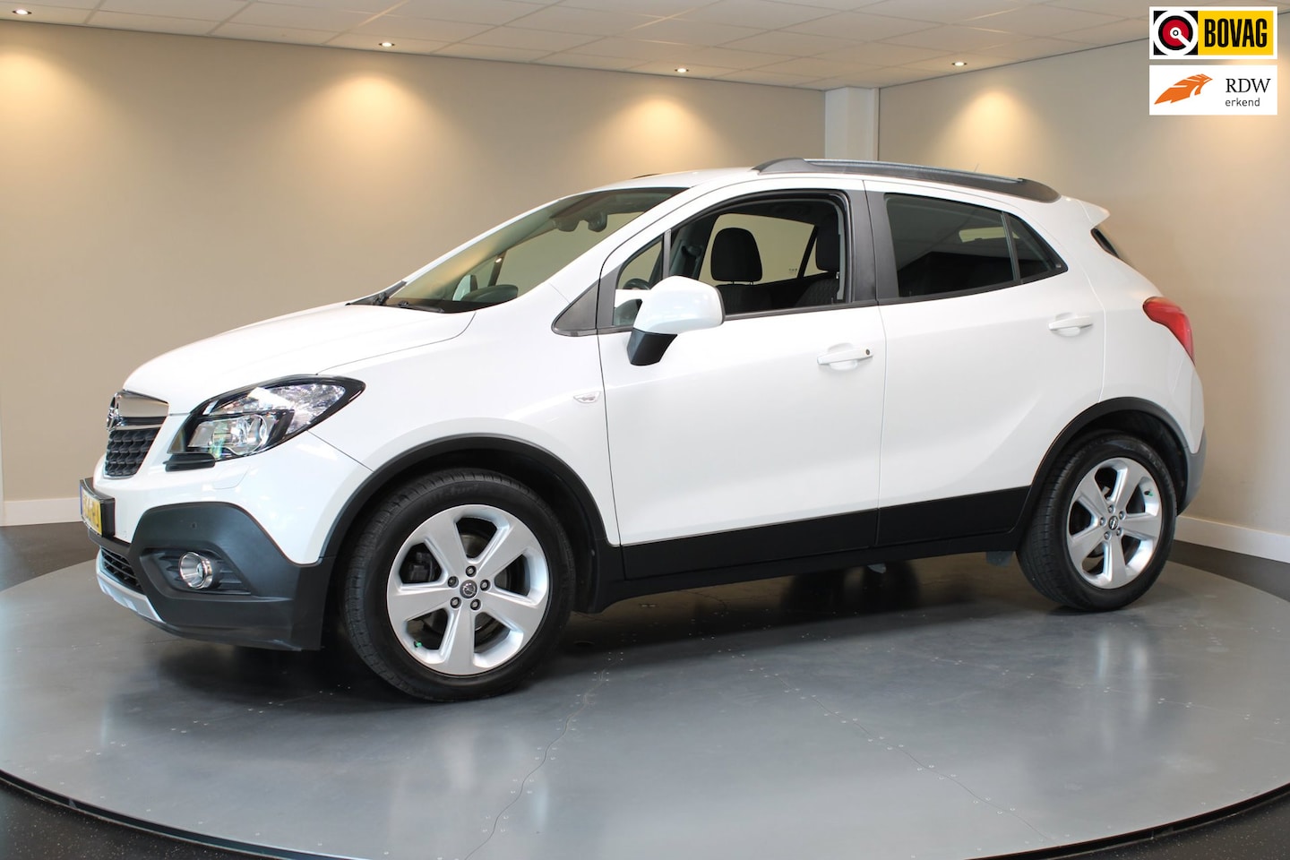Opel Mokka - 1.6 Cosmo *Trekhaak* All-seasons|Cruise|Navi|PDC - AutoWereld.nl