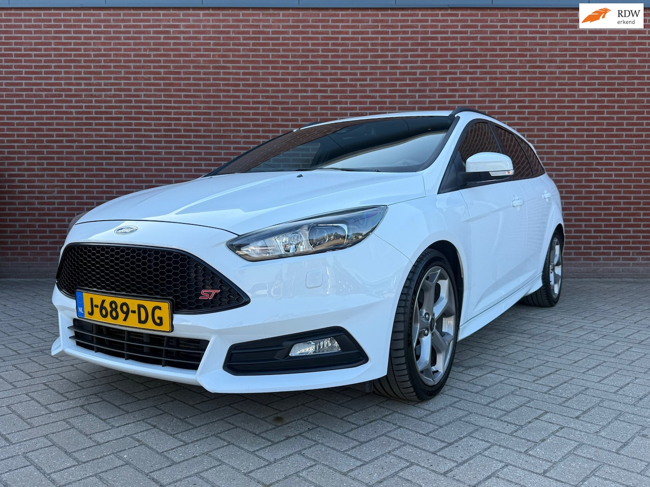 Ford Focus Wagon - 2.0 ST / Navi / Xenon / Recaro / Nette Auto - AutoWereld.nl