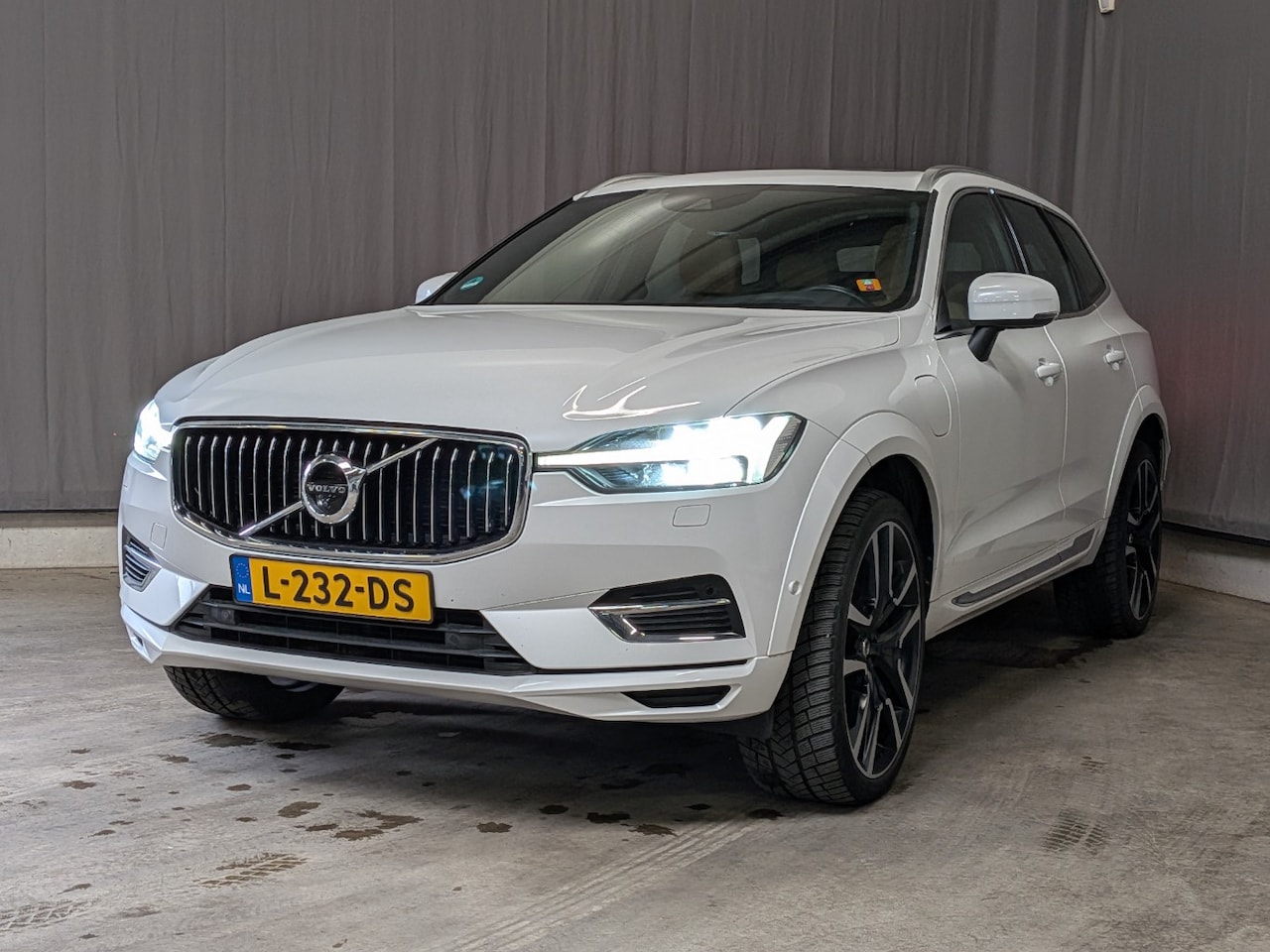 Volvo XC60 - T8 405PK AWD Inscription | Luchtvering | 22" | Massage/ventilatie | 360° | Head Up Display - AutoWereld.nl