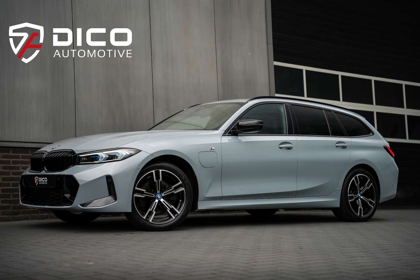 BMW 3-serie Touring - 330e 293 pk xDrive M-Sportpakket / Brooklyn-Grey/ Facelift/ Head-Up/ Pano-Dak/ Keyless/ Sp - AutoWereld.nl