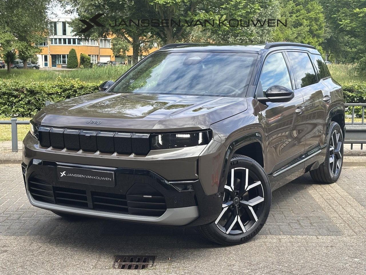 Jeep Compass - First Edition 74 kWh | Premium Pack | Convenience Pack| Pano | TwoTone | 20"LMW | Uit VOOR - AutoWereld.nl
