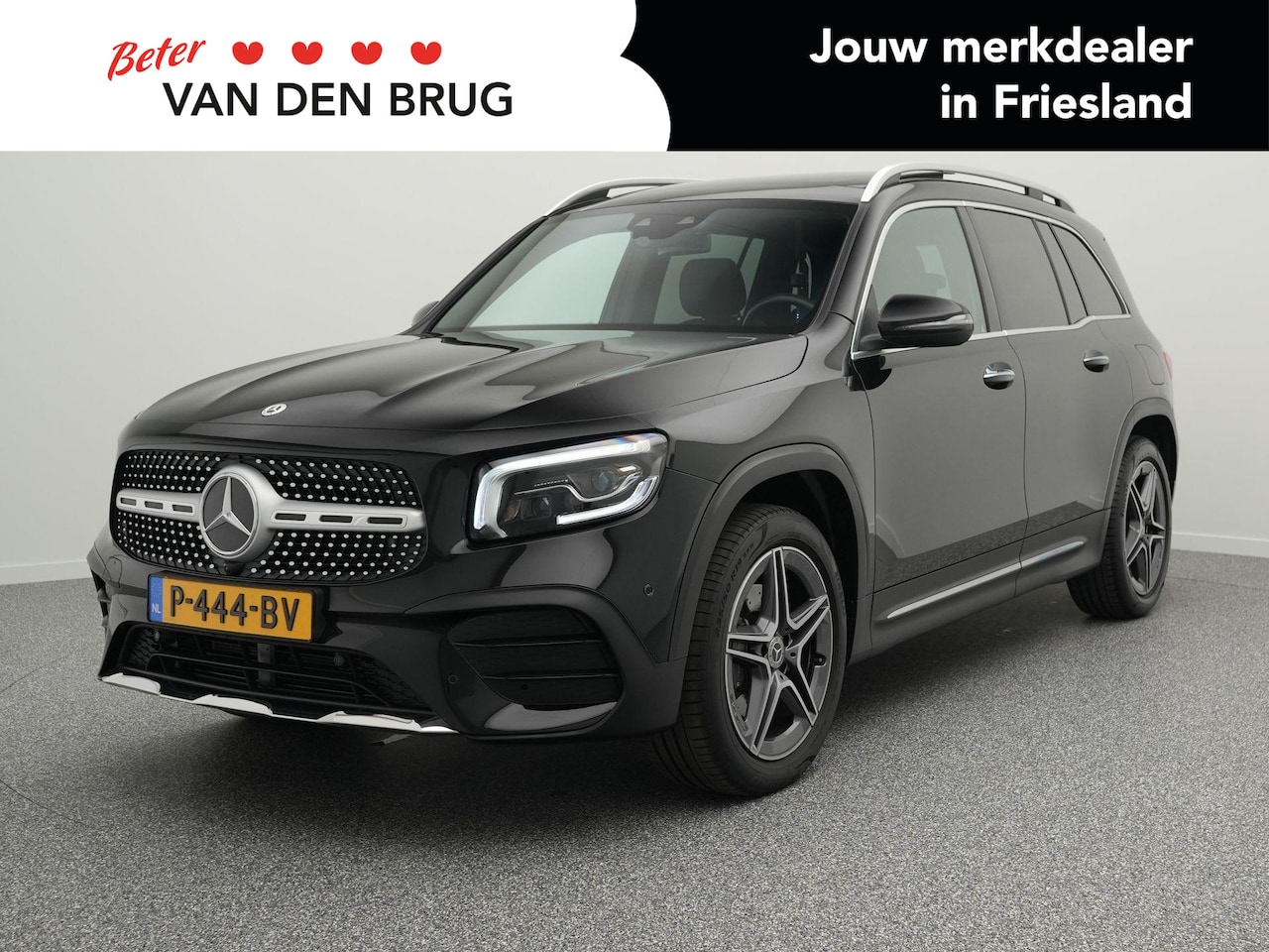 Mercedes-Benz GLB - 180 136 PK Business Solution AMG Line | LED | Panoramadak | Afneembare Trekhaak | Navigati - AutoWereld.nl