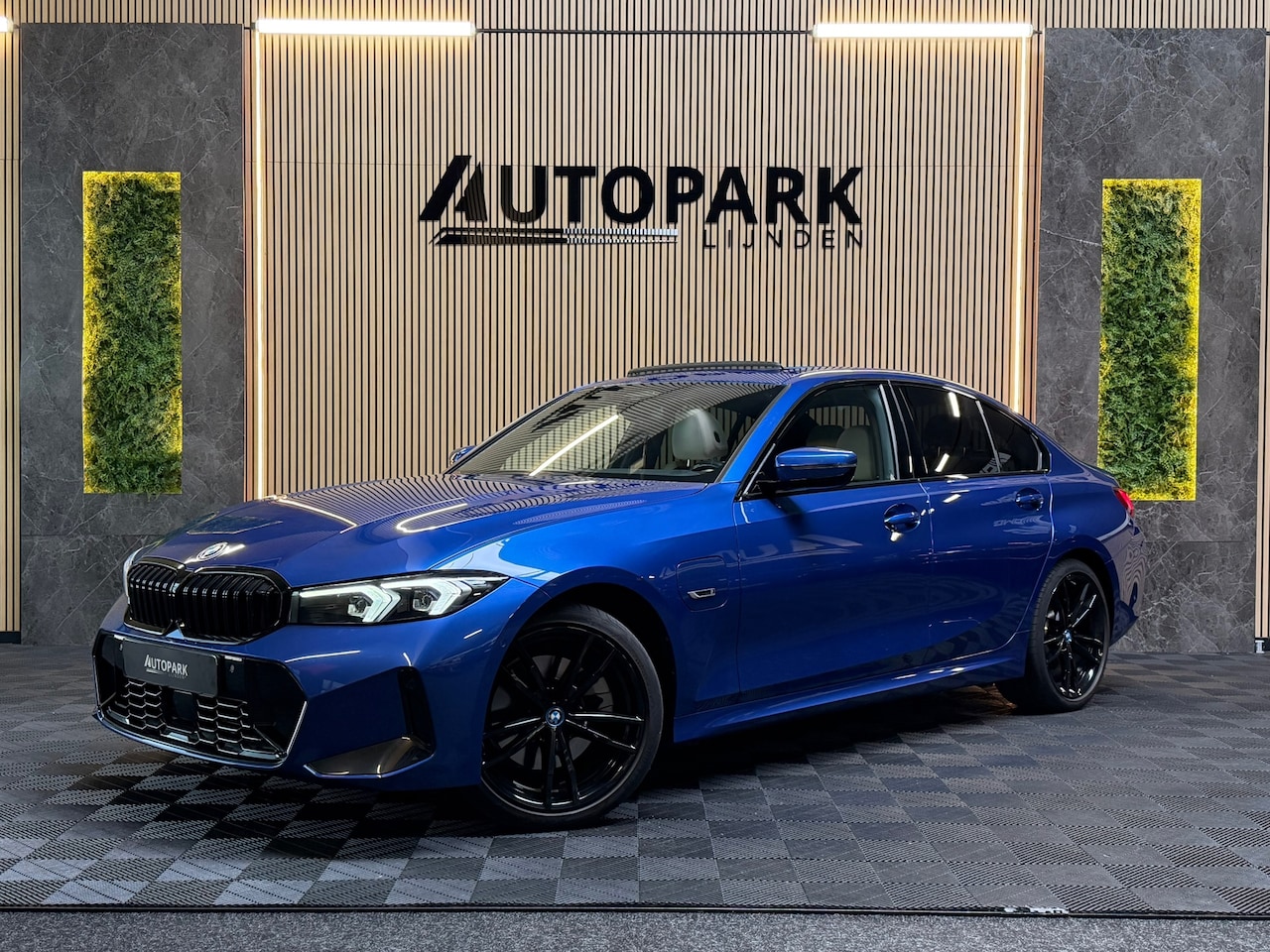 BMW 3-serie - 330e High Executive|M-SPORT|LCI|PANO|HuD|MEMORY|KEYLESS|CARPLAY|DEALERONDERHOUDEN|AMBIENT - AutoWereld.nl