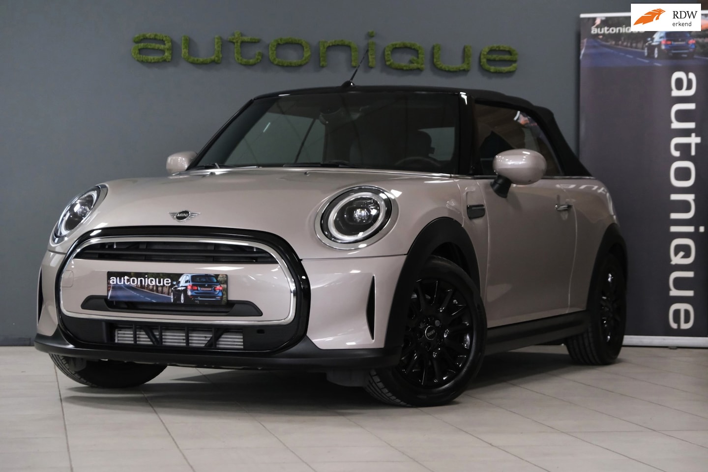 MINI Cabrio - 1.5 Cooper MINI Yours **UNIEK 3.015km HELEMAAL ALS NIEUW** Leder/Automaat/Stoelverw. - AutoWereld.nl