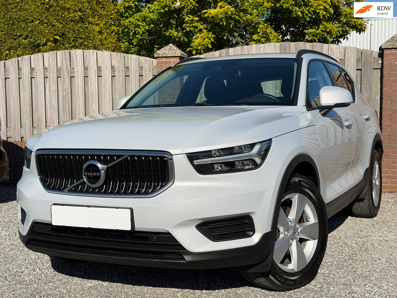 Volvo XC40 - 1.5 T2 Momentum P SENSOREN LICHTMETALEN VELGEN CLIMA CARPLAY - AutoWereld.nl