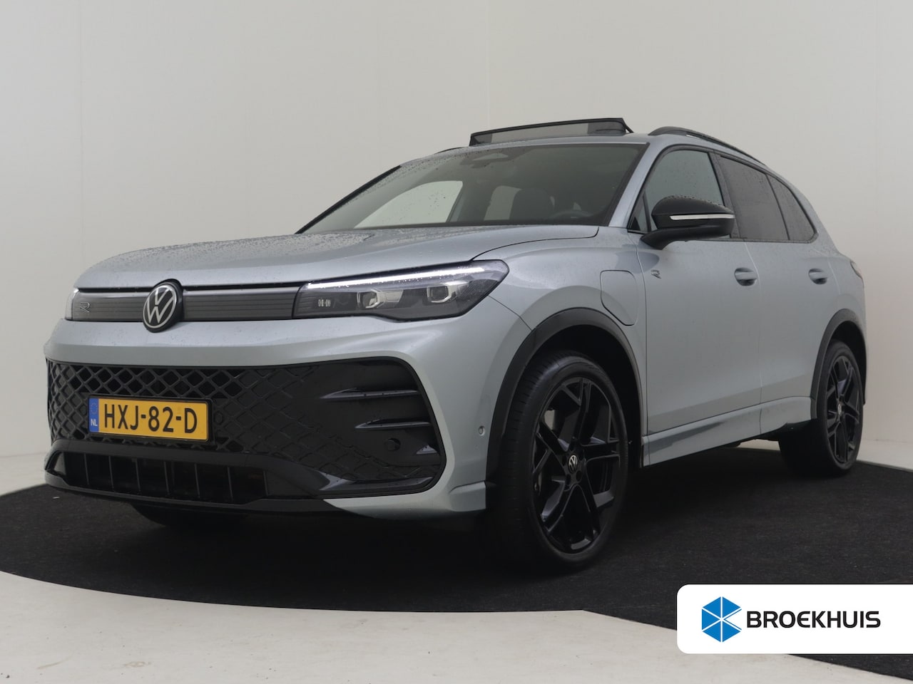 Volkswagen Tiguan - 1.5 eHybrid R-Line Edition 272Pk DSG/AUTO | Glazen panorama-dak | SOH 100% | Trekhaak uitk - AutoWereld.nl