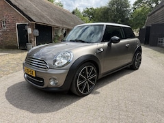 MINI 3-Deurs - 1.6 Cooper Chili Panorama, xenon, 18". Half leer. Zeer mooi