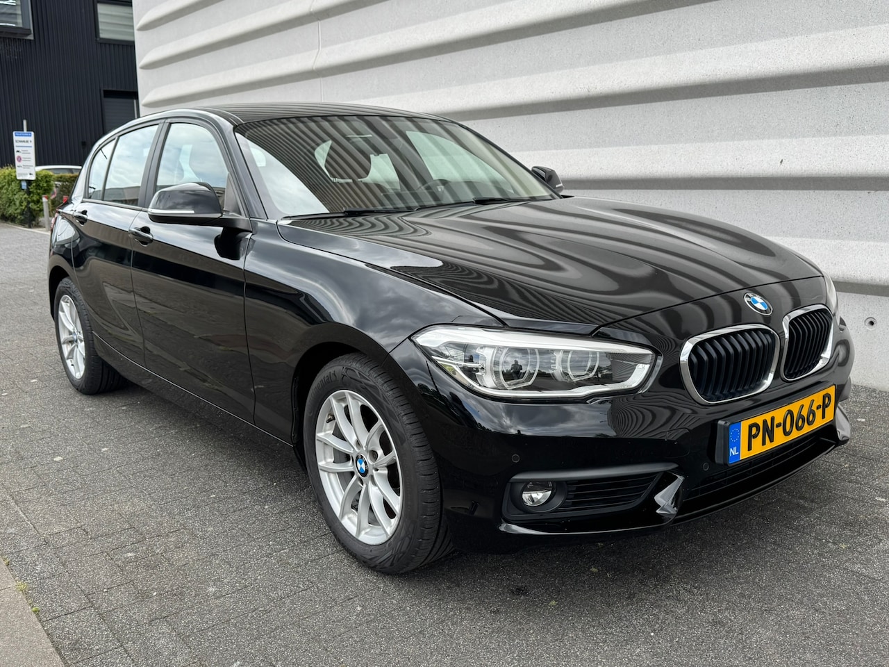 BMW 1-serie - 118i Corporate Lease High Executive Double Black - AutoWereld.nl