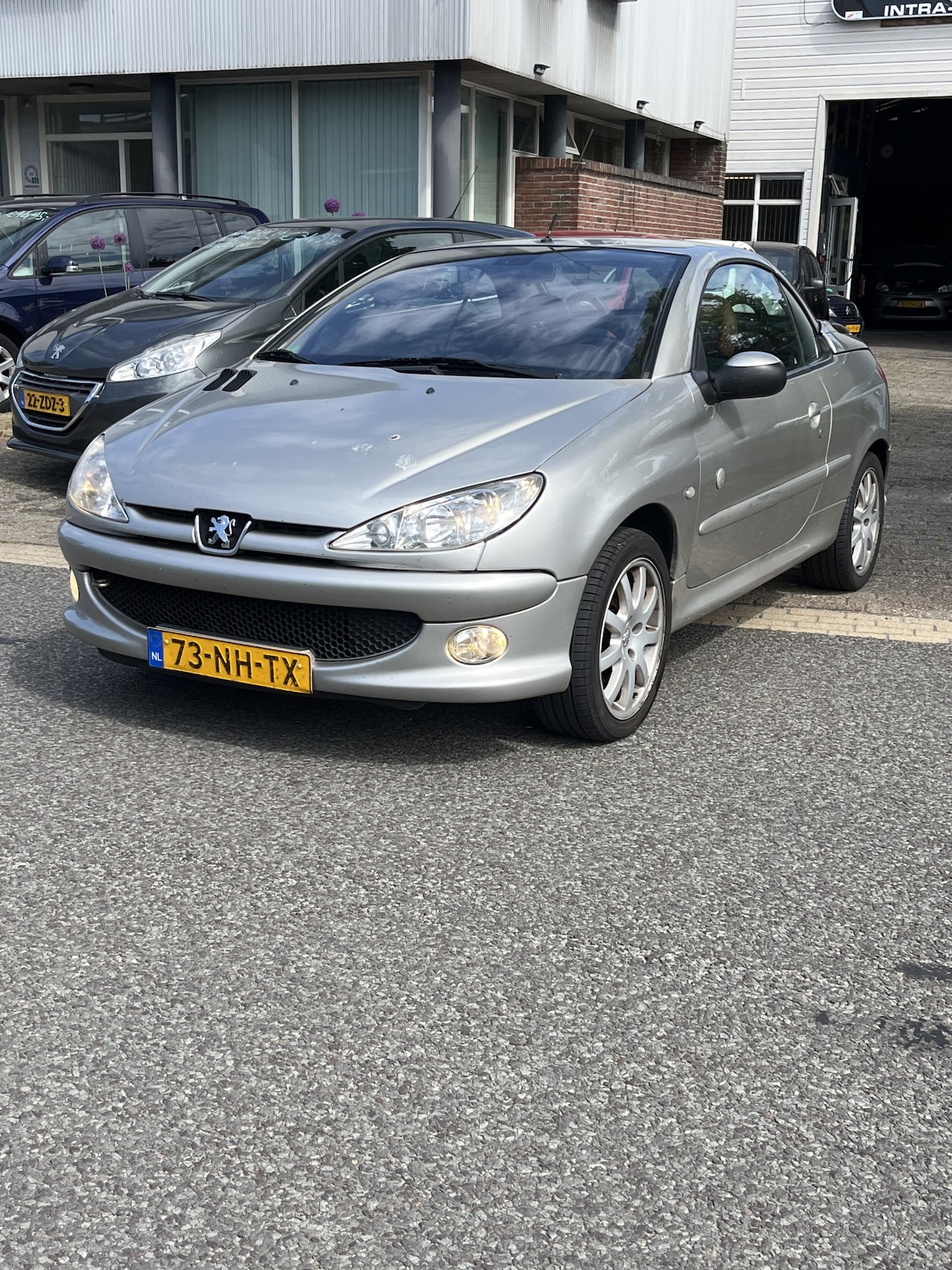 Peugeot 206 CC - Cabriolet 1.6-16V Roland Garros Nieuwe Apk 29-05-2027. Keurig nette en goed rijdende CC - AutoWereld.nl