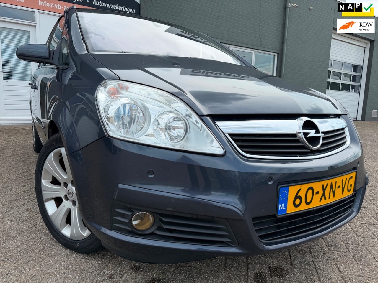 Opel Zafira - 2.2 Executive 7 pers. met trekhaak en navigatie en cruise controle en airco - AutoWereld.nl