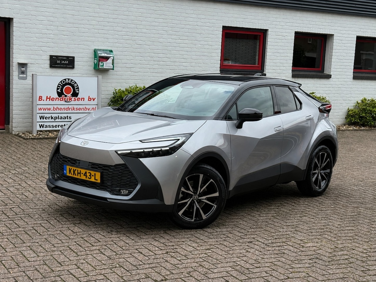 Toyota C-HR - 2.0 High Power PHEV 223pk CVT Dynamic/ Silver met zwart dak/ Apple Carplay/ Keyless entry/ - AutoWereld.nl
