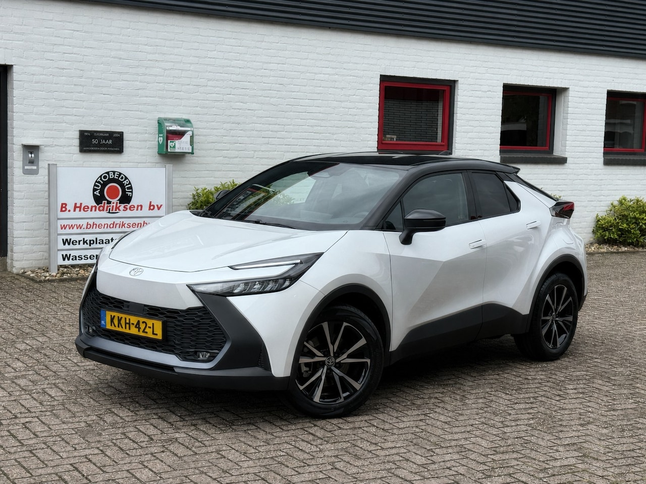 Toyota C-HR - 2.0 High Power PHEV 223pk CVT Dynamic/ Parelmoer wit met zwart dak/ Apple Carplay/ Keyless - AutoWereld.nl
