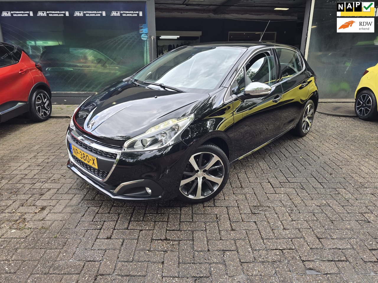Peugeot 208 - 1.2 PureTech Allure | AUTOMAAT | 12MND GARANTIE | NL AUTO | NIEUWE APK | NAVI | LMV | - AutoWereld.nl