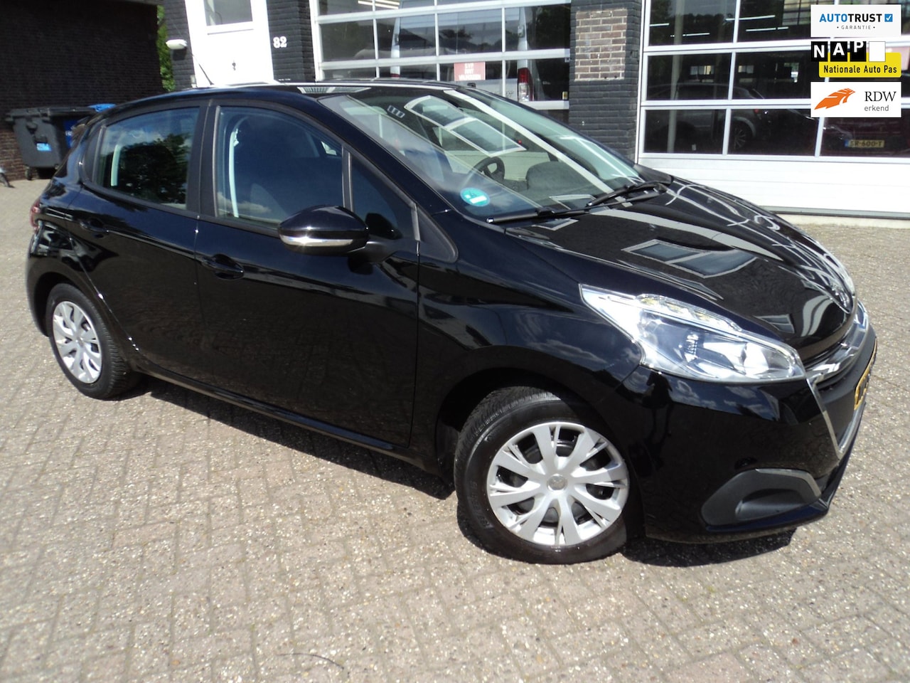Peugeot 208 - 1.2 PureTech Blue Lion Cruise Navi Trekhaak - AutoWereld.nl