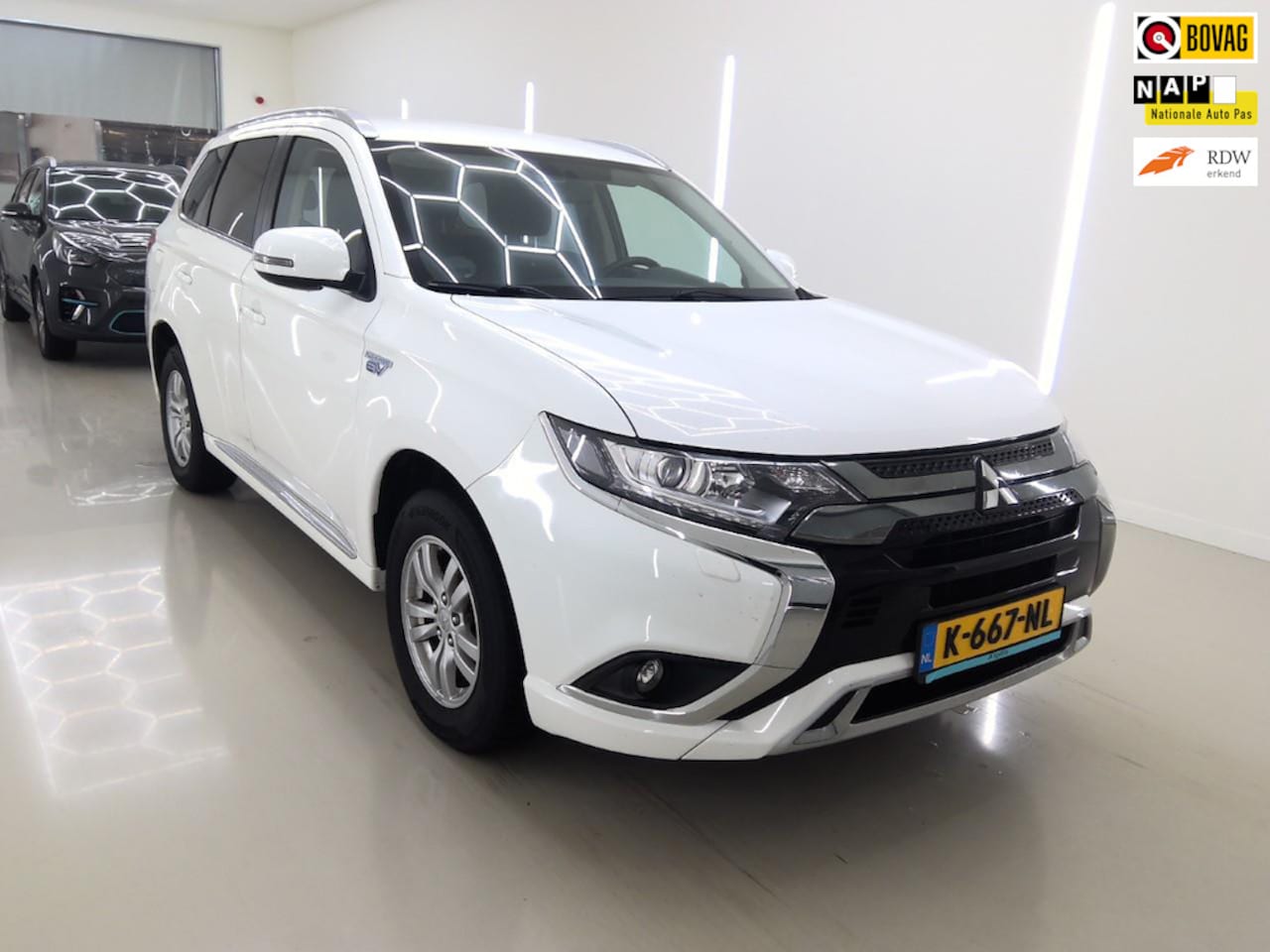 Mitsubishi Outlander - 2.4 PHEV Pure+Apple-care-Play+camera+stoel-verw+Parel-White = SUPER !! - AutoWereld.nl