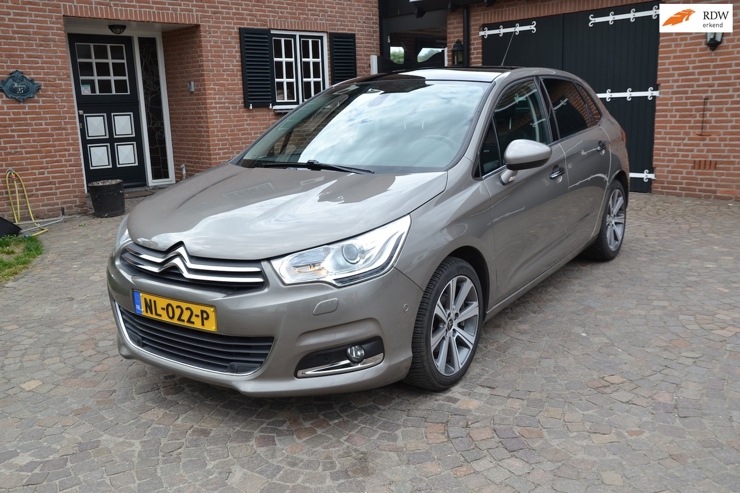 Citroën C4 - 1.2 PureTech Shine - 1e eigenaar - Airco - Navigatie - Leer/Stof - Panoramadak - Cruise co - AutoWereld.nl