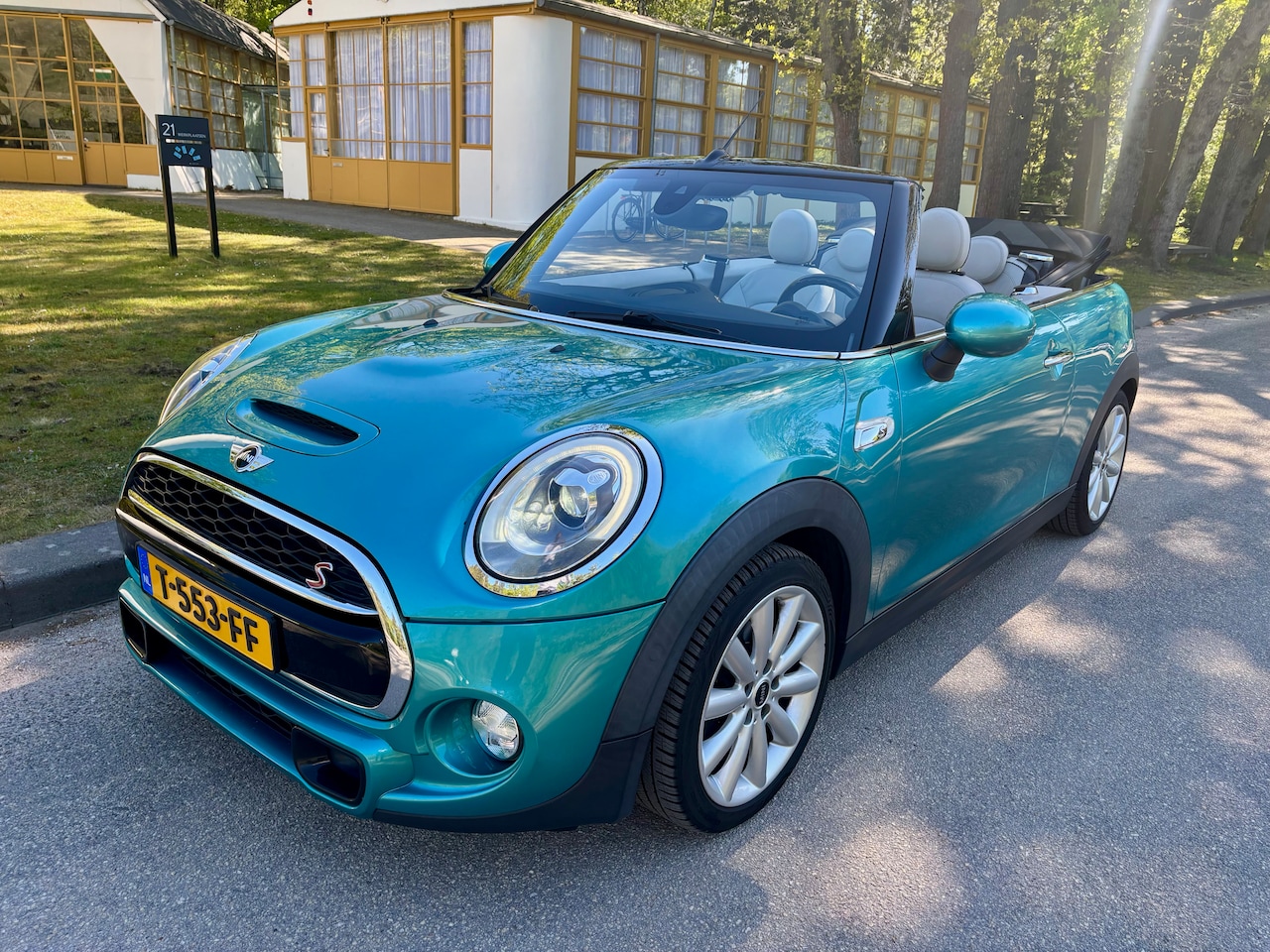 MINI Cabrio - 2.0 Cooper S Chili Serious Business Cooper S 2.0 Cabrio 2016 | Chili & JCW pack | APK Nieuw - AutoWereld.nl
