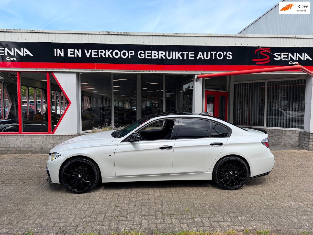 BMW 3-serie - 320i Aut - M pakket - 20 inch - Leer - HUD - Klep - AutoWereld.nl