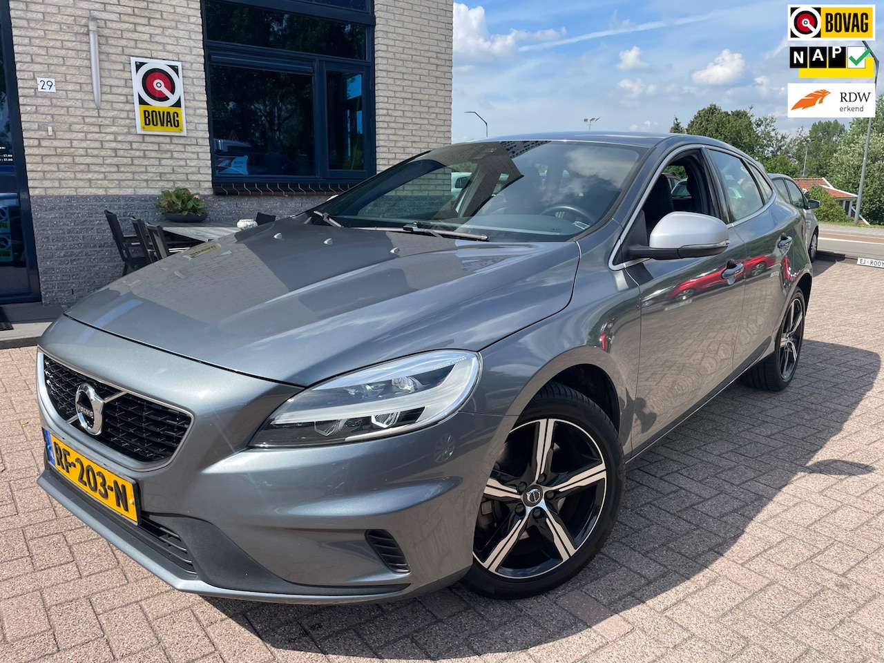 Volvo V40 - 2.0 T4 Business Sport- R design-automaat-NAP - AutoWereld.nl