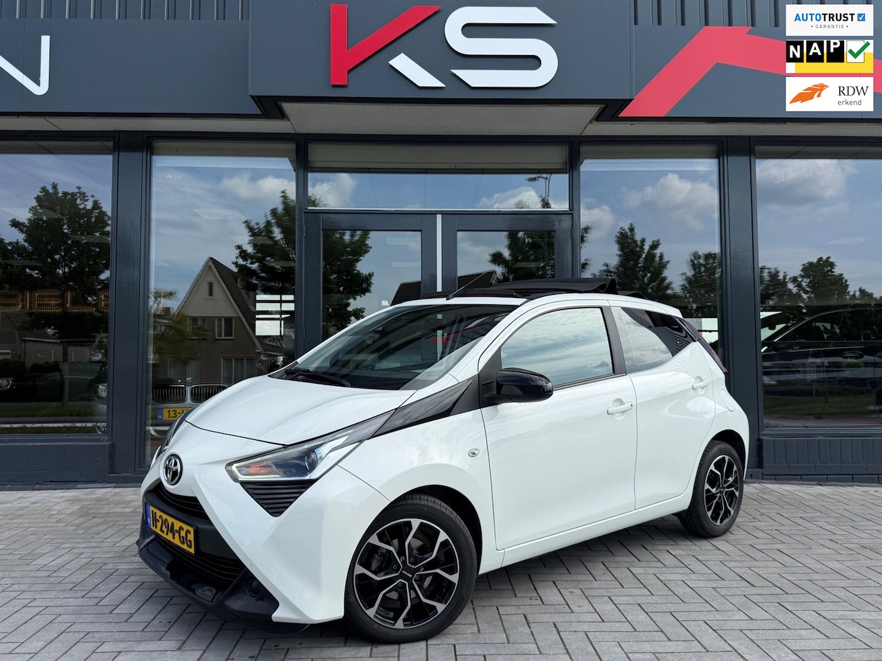 Toyota Aygo - 1.0 VVT-i x-play Cabrio Carplay Airco Camera - AutoWereld.nl